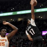 Clint Capela (à gauche) et les Hawks d'Atlanta ont subi une remontée à Portland. KEYSTONE/AP/Steve Dykes